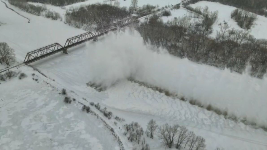 Лед взрывают на реках ВКО