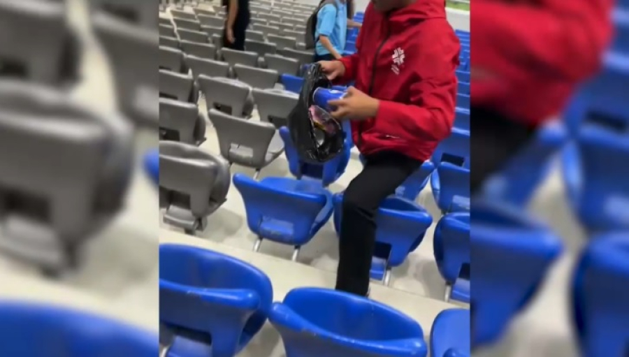 Волонтеры убрали мусор с трибун после матча в Астане