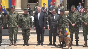 Президент Колумбии вручил награды спасателям детей, пропавших в джунглях