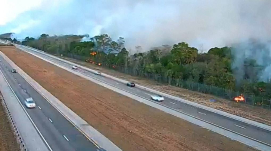 Крупный природный пожар распространяется во Флориде