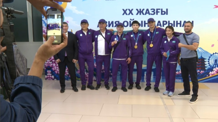 Призеров Азиады встретили в аэропорту Алматы
