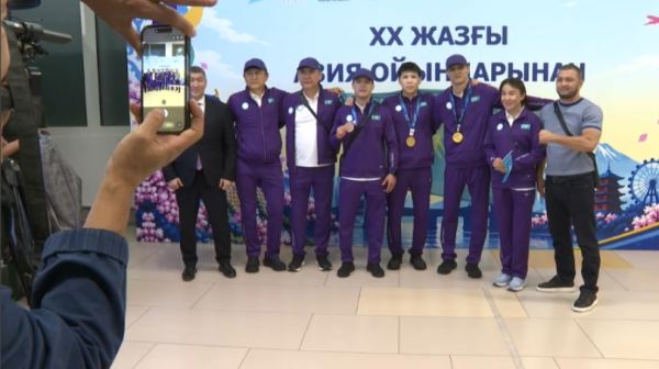 Призеров Азиады встретили в аэропорту Алматы