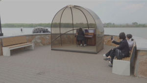 Пианино появилось на набережной Павлодара