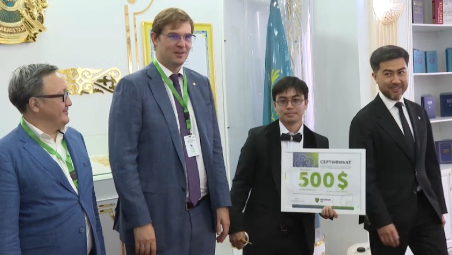 Автора лучшего романа о Казахстане наградили в Астане