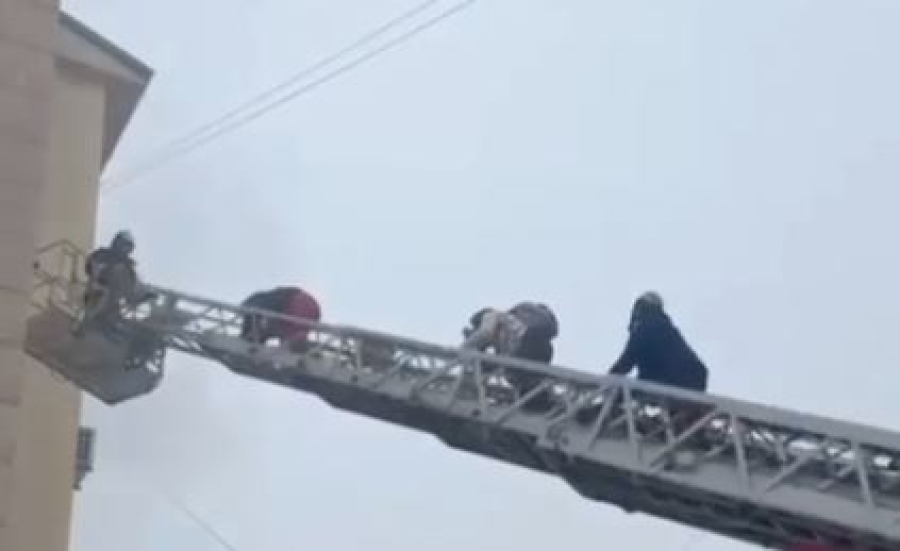 Өрт сөндірушілер балаларды тұрғын үйде шыққан өрттен құтқарды