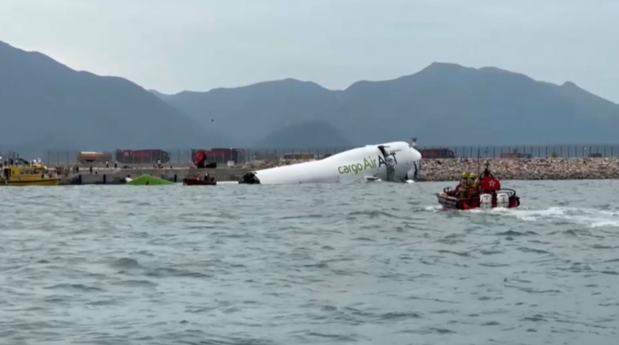 Гонконгта ұшақ апатынан екі адам опат болды