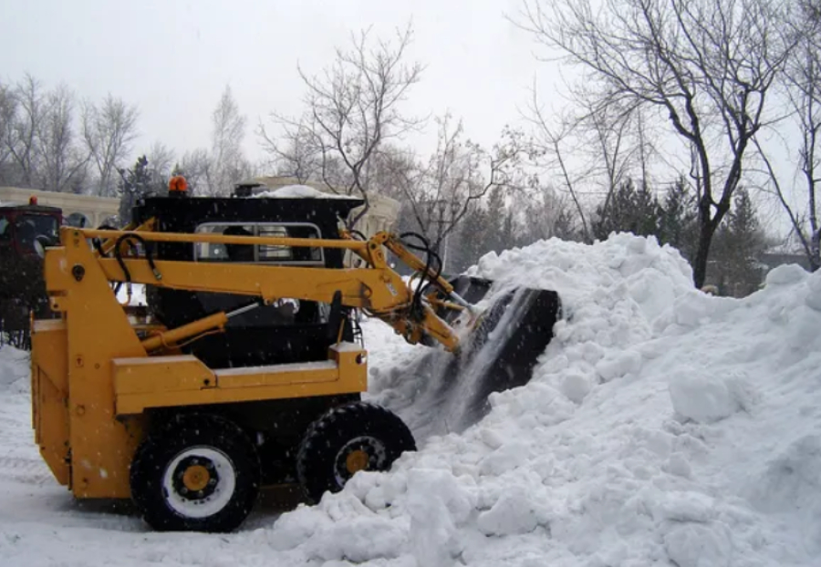 Более 1,2 тысячи единиц спецтехники задействуют в уборке снега в Астане
