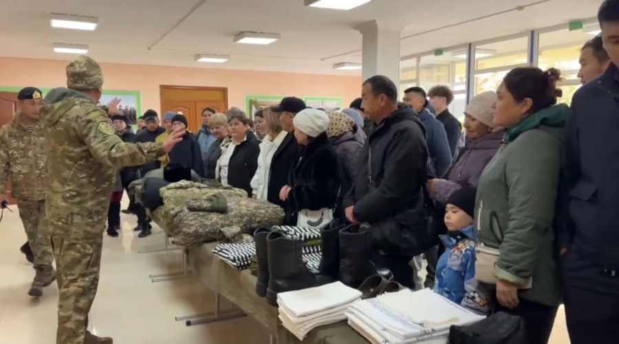 Ата-аналар Ақтау гарнизонындағы сарбаздардың тұрмыс-тіршілігімен танысты