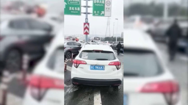 Қытайда 100 көлік соқтығысып, тоғыз адам көз жұмды