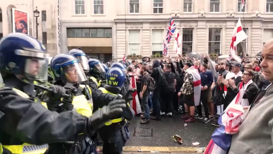 Лондонда мигранттарға қарсы жаппай наразылық полициямен қақтығысқа ұласты