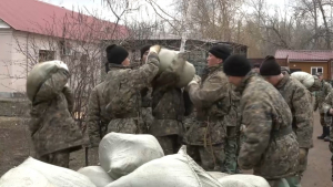 Военнослужащие укрепляют дамбы на берегу Урала