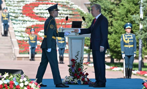 Президент вручил погоны лучшим выпускникам военных вузов