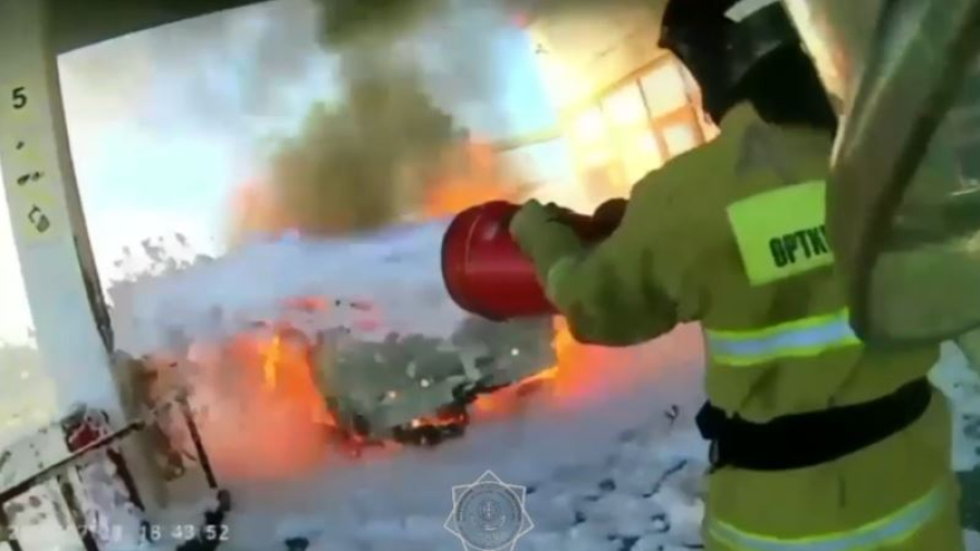 Ақтөбедегі автогаз бекетінде автокөлік отқа оранды