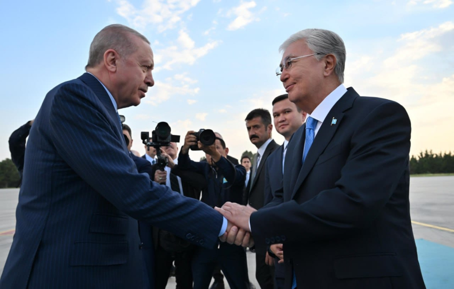 Глава государства прибыл с официальным визитом в Турцию