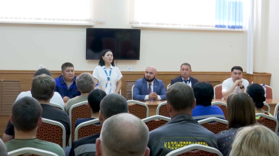 Члены партии AMANAT встретились с трудовым коллективом в Павлодаре