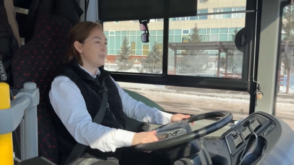 Қоғамдық көлік тізгіндеген қайсар ару