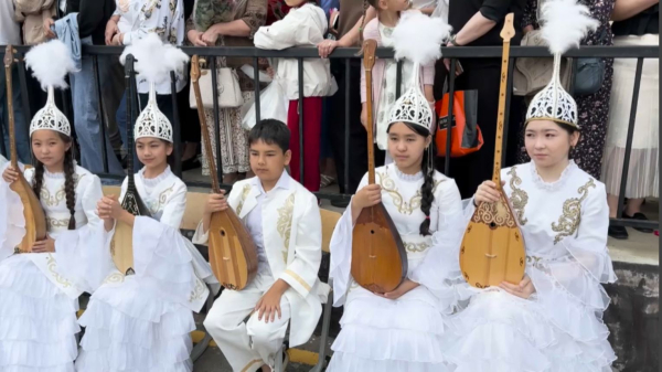 Өзбекстанда үш мыңға жуық қазақ баласы мектеп бітірді