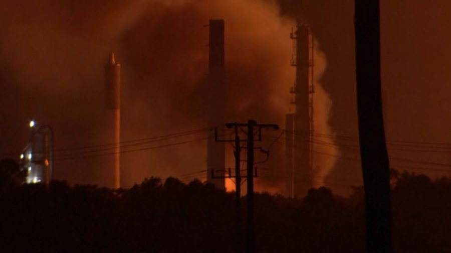 Крупный пожар на НПЗ в Австралии