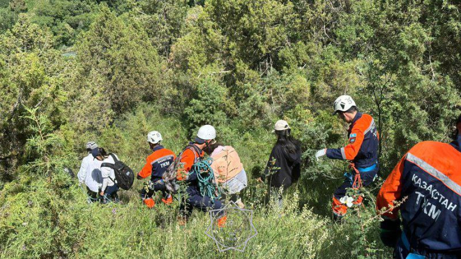 Сотрудники МЧС спасли 5 девушек, заблудившихся в горах