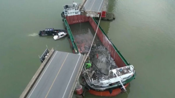 Қытайда кеменің көпірге соғылуынан бес адам қаза тапты