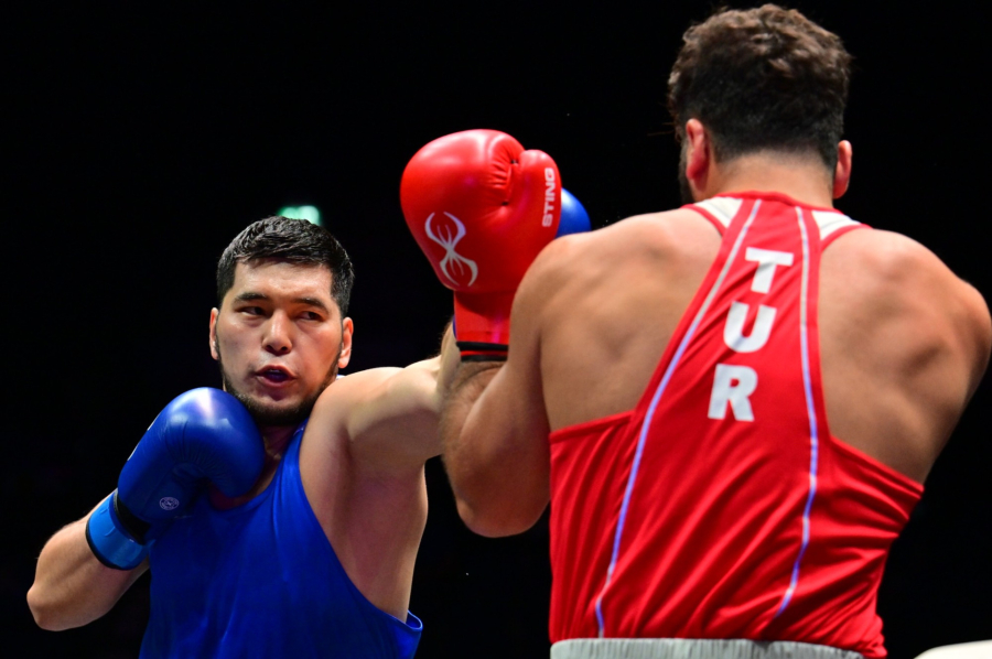 Боксер Айбек Оралбай стал четвертьфиналистом ЧМ в Ливерпуле