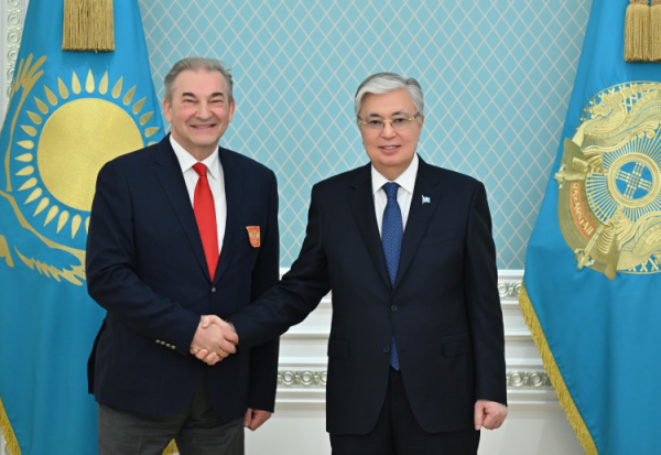 Глава государства принял президента Федерации хоккея России