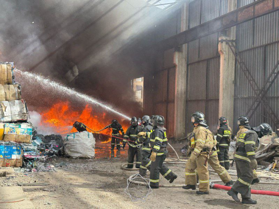 Пожар на складе вспыхнул в столице