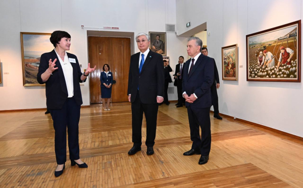 Президенты Казахстана и Узбекистана осмотрели выставку картин Кастеева и Тансыкбаева