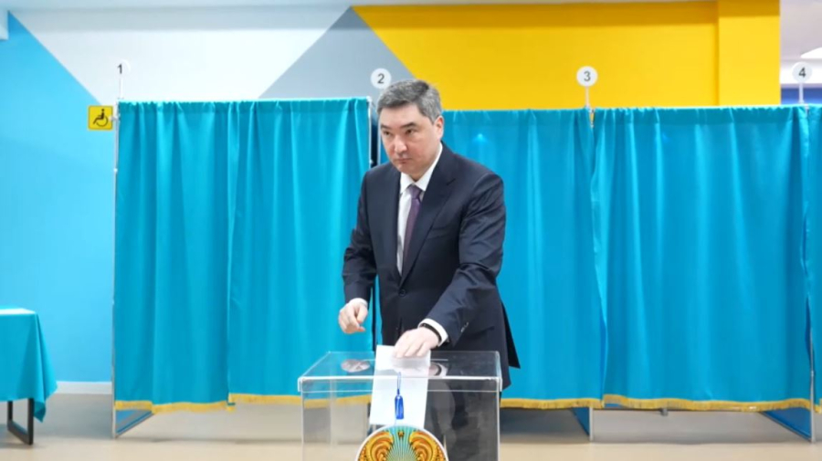 Олжас Бектенов проголосовал на референдуме