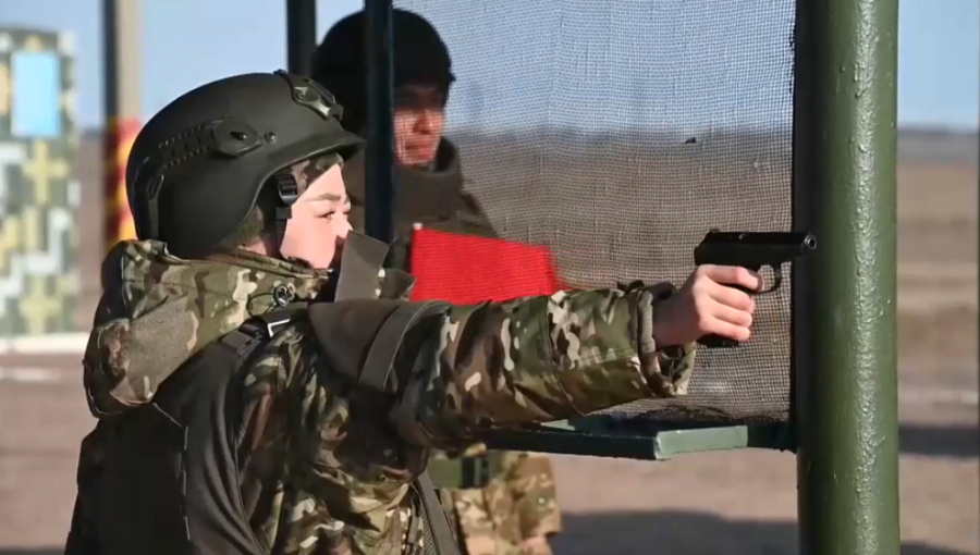 Десанттық шабуылдаушы қыз тапанша атудан жарыстарда ел намысын қорғап жүр