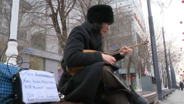 Японский музыкант покоряет Казахстан игрой на домбре