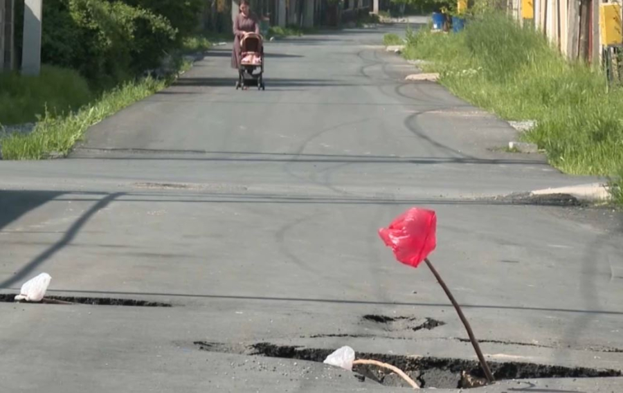 В Шымкенте провалилась новая дорога 