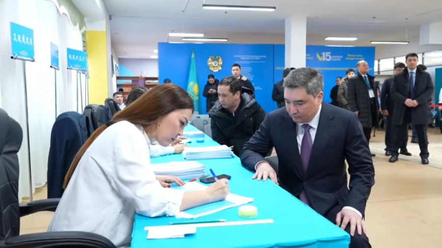 Олжас Бектенов референдумда дауыс берді