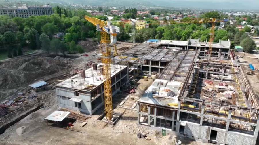Спикер Сената ознакомился с ходом строительства школы им. Абая в Алматы