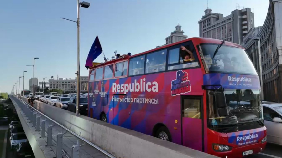 Respublica партиясының автобусы елорда көшелерін аралады