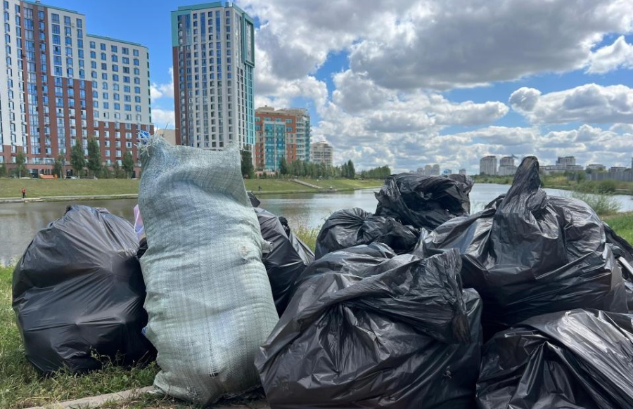 Таза Қазақстан: волонтёры очистили берег реки Есиль от мусора в Астане