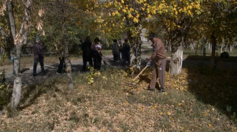 Қарағандыда кәсіподақ мүшелері 2 гектар жерді тазартты