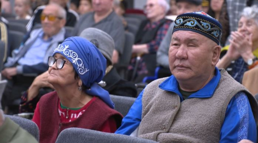 Фонд «Halyk» подарил ортопедические матрасы пожилым людям