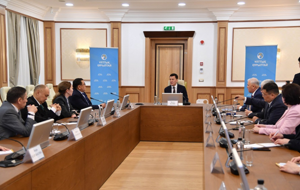 Госсоветник провел встречу с группой членов Национального курултая