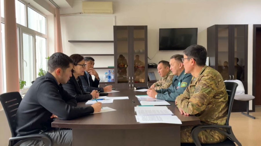 Депутат Алматы облысында шекарашылармен кездесті