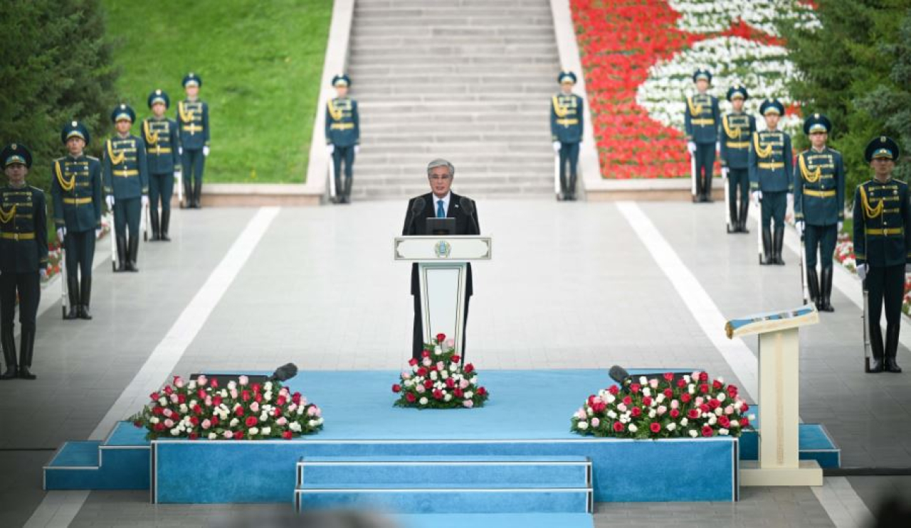 Президент Мемлекеттік ту көтеру рәсіміне қатысты