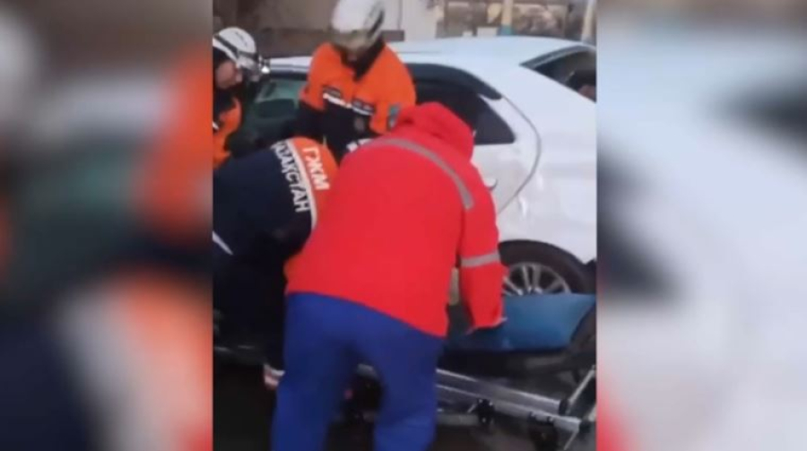 Спасатели освободили мужчину, зажатого в машине после ДТП