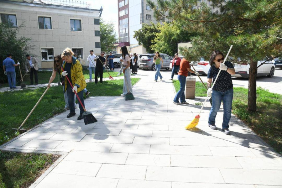 Работники сферы культуры провели экоакцию в Астане