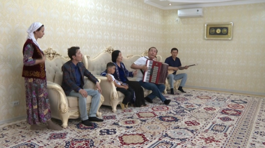 Семья музыкантов из Мангистау готовится к конкурсу «Мерейлі отбасы»