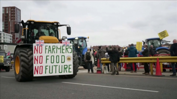 Протестующие фермеры въехали на тракторах в центр Лондона