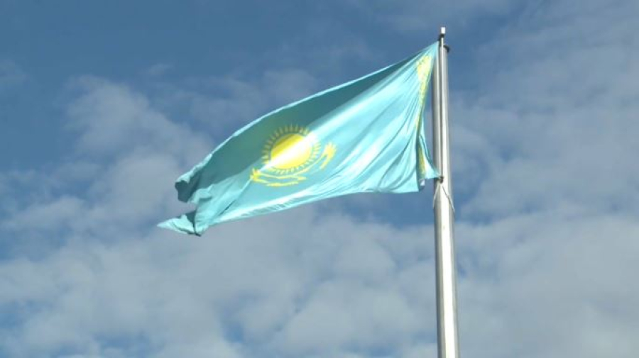 Государственный флаг подняли в Костанайской области