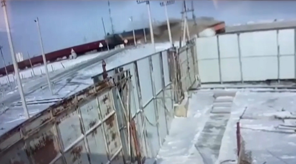 Теңдік станциясында пойыз жүк көлігімен соқтығысты