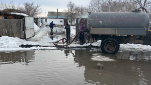 Работы по отводу талой воды от жилых домов продолжаются в Костанайской области
