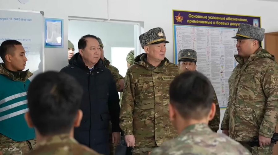 Қызылорда облысында Қорғаныс министрі сарбаздармен кездесті