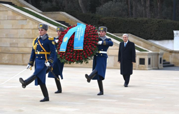 Токаев возложил цветы к могиле Гейдара Алиева и к вечному огню на Аллее шехидов